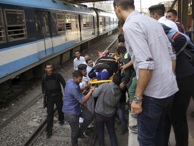 Mulher é transportada após ficar ferida em explosão na estação de metrô Hilmiyat al-Zaytoun no Cairo nesta quinta-feira (13) (Foto: REUTERS/Al Youm Al Saabi Newspaper)