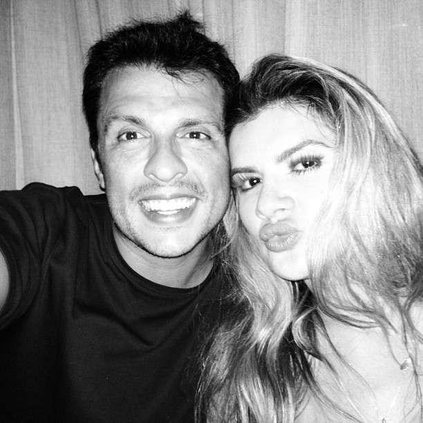 Mirella Santos posta foto mandando beijinho ao lado de Ceará (Foto: Reprodução / Instagram)