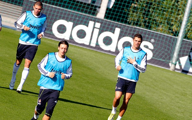 Treino do Real Madrid - Pepe , Özil e Cristiano Ronaldo em treino do Real Madrid (Foto: EFE)