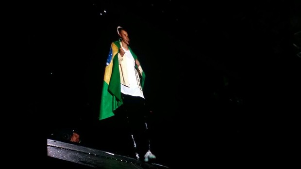 Justin Bieber com a bandeira do Brasil (Foto: EGO)