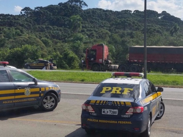 Acidente aconteceu na BR-166, em Campina Grande do Sul (Foto: Divulgação / PRF)