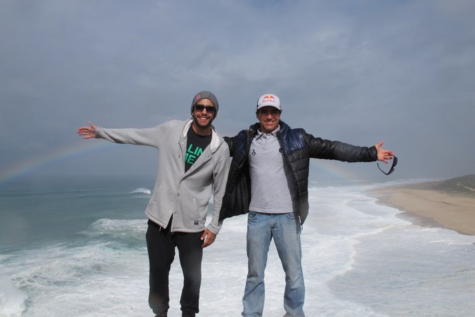 Carlos Burle e Pedro Scooby voltam à Praia do Norte, em Nazaré (Foto: Carol Fontes)