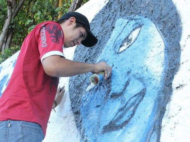 Muro do Studio 5 será espaço para grafiteiros mostrarem sua arte em Manaus (Foto: Katiúscia Monteiro/ G1 AM)