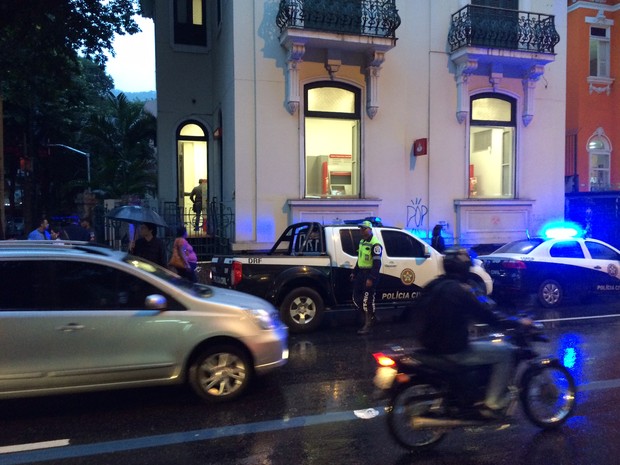 Tentativa de assalto tem um morto em agência bancária de Botafogo (Foto: Henrique Coelho/ G1)