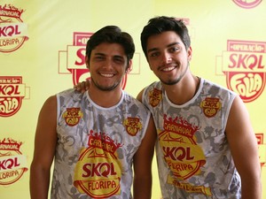 Os famosos Bruno Gissoni e Rodrigo Simas também curtiram a festa (Foto: Gessica Valentini/G1 SC)