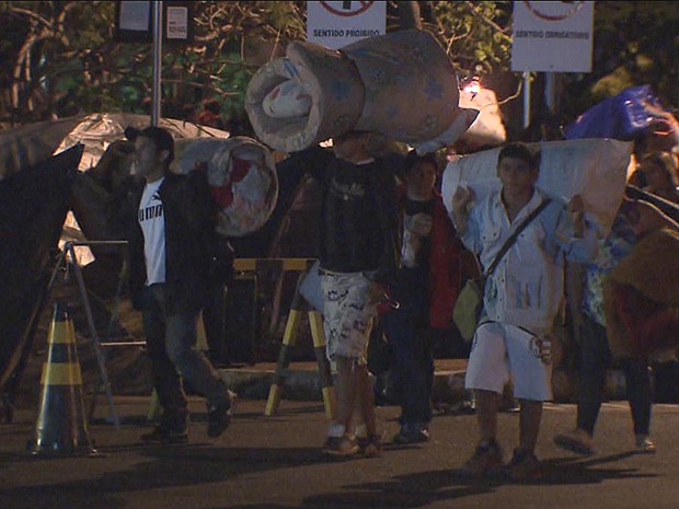 Manifestantes desocuparam prédio do Ministério de Minas e Energia no fim da noite desta segunda-feira (13). Eles chegaram ao local às 5h (Foto: TV Globo/ Reprodução)