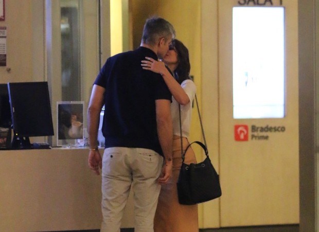 Flavia Alessandra e Otaviano Costa trocam beijos e carinho em noite de cinema no shopping (Foto: AgNews  / AgNews)
