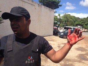 Agente foi atingido por uma telha jogada pelos internos (Foto: Natália Souza/G1)