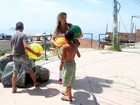 Veridiana Freitas entrega presentes para crianças de favela do Rio