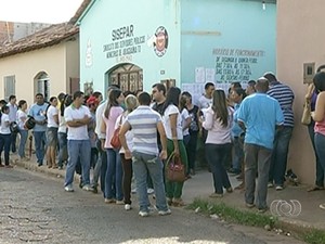Sevidores se reuniram para declarar a greve (Foto: Reprodução/TV Anhanguera)