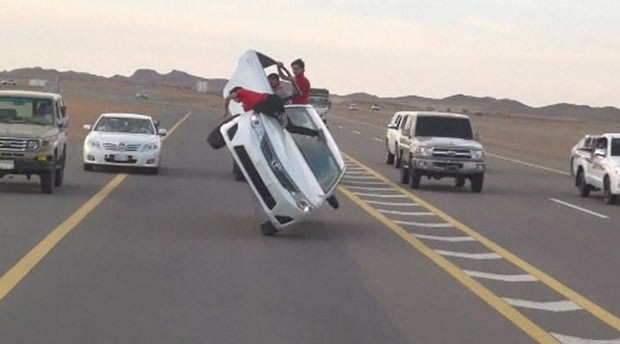 Sauditas querem exportar arriscado 'esqui' de carros no deserto (Foto: BBC)