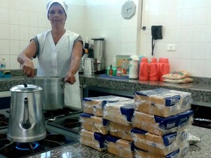 Com falta de funcionários, merendeira do colégio Guido Straube também precisa fazer limpeza (Foto: Adriana Justi/ G1)