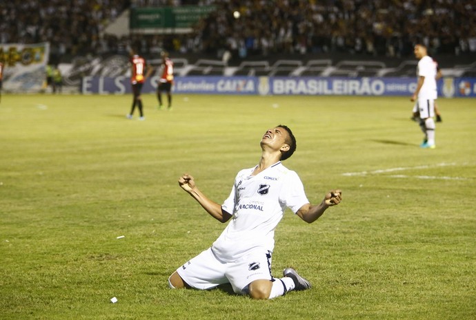 Gol de Erivelton na partida ABC x Botafogo-SP (Foto: Alexandre Lago/GloboEsporte.com)