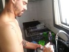Viviane Araújo posta foto do marido lavando louça: 'Como ele é prendado'