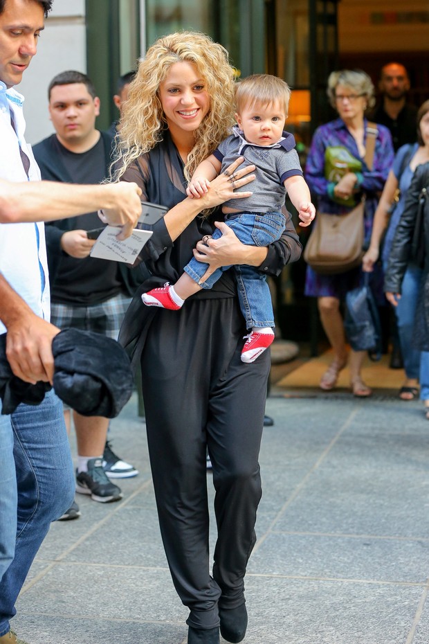 Shakira e o filho caçula Sasha Piqué  em passeio por nova York (Foto: AKM)