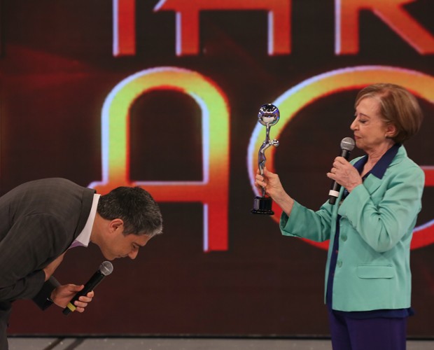 William Bonner recebe prêmio das mãos de Fernanda Montenegro (Foto: Carol Caminha / Gshow) William Bonner recebe prêmio das mãos de Fernanda Montenegro (Foto: Carol Caminha / Gshow)