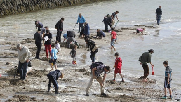 Na maré baixa, até 1.000 pessoas participam da caça ao ouro em Folkestone (Foto: AFP)