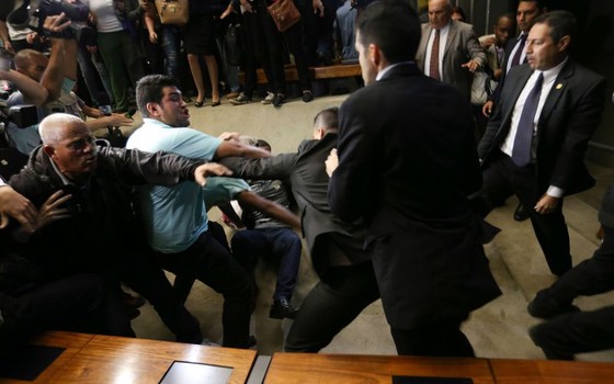 Plenário da Câmara é invadido por manifestantes (Foto: Fabio Rodrigues Pozzebom/Agência Brasil)