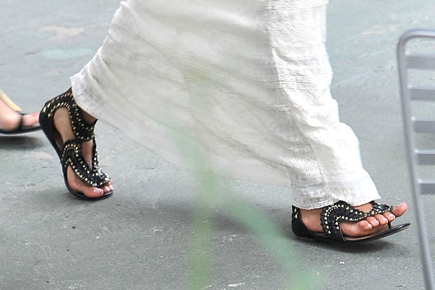 Beyoncé passeando com rasteirinha estilizada (Foto: Grosby Group)