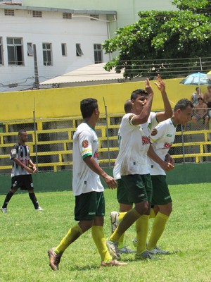 Atacante Rodolfo marcou um dos gols da vitória do Tupy-ES (Foto: Wagner Chaló/GloboEsporte.com)