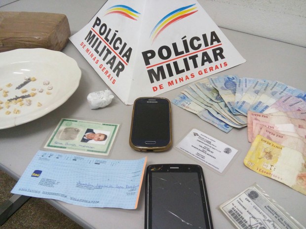 Drogas e dinheiro foram encontrados na casa do adolescente (Foto: Polícia Militar/Divulgação)