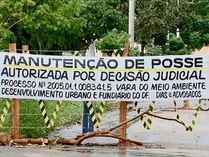 Faixa orientando motoristas sobre decisão judicial que levou ao fechamento de uma rua em Brazlândia, no DF (Foto: TV Globo/Reprodução) Faixa orientando motoristas sobre decisão judicial que levou ao fechamento de uma rua em Brazlândia, no DF (Foto: TV Globo/Reprodução)