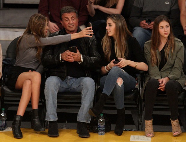 Sylvester Stallone entre as filhas (Foto: AKM-GSI)