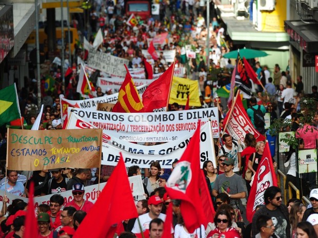 Passeata toma as ruas do Centro de Florianópolis nesta quinta-feira (Foto: Flávio Neves/Agência RBS)