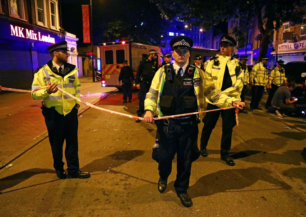 Polícia isola área do atropelamento, em Finsbury Park, no norte de Londres, nesta segunda-feira (18) (Foto: Neil Hall/Reuters)
