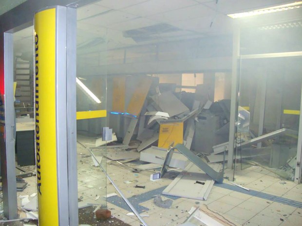 Área onde ficam os caixas eletrônicos e a recepção ficou praticamente destruída com a explosão (Foto: Polícia Militar / Divulgação)