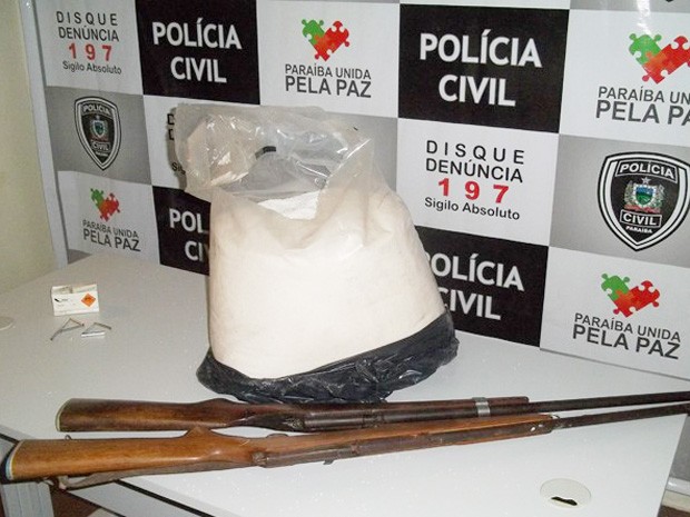 A polícia apreendeu 25kg de explosivos e armas durante operação na Paraíba (Foto: Rafael Melo/TV Paraíba)