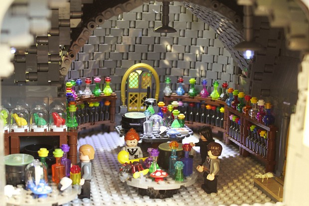 Hermione, Ron e Harry Potter no banheiro da Murta que Geme em réplica feita de Lego (Foto: Reprodução/Alice Fincher)