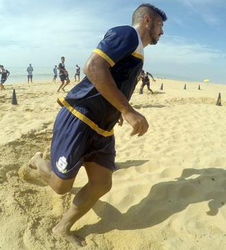 evandro, treino do macaé na praia (Foto: Tiago Ferreira / Macaé Esporte)
