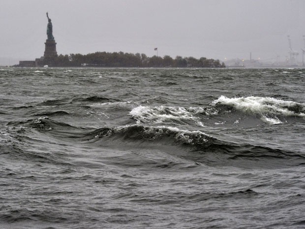 Estátua da Liberdade, em Nova York, no dia em que passou o furacão Sandy, no fim de outubro de 2012 (Foto: AFP PHOTO / TIMOTHY A. CLARY)