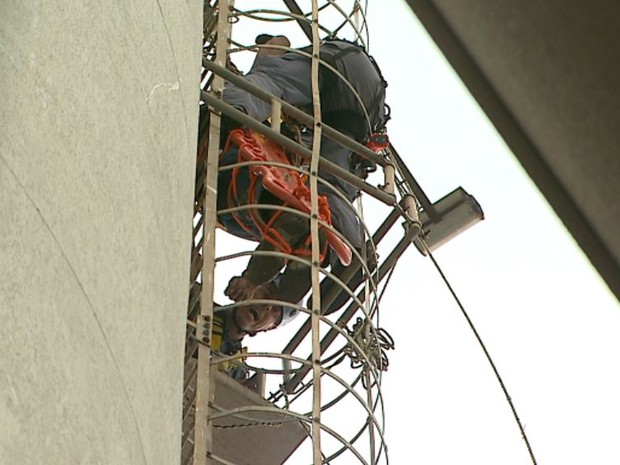 Homem foi resgatado a 30 metros de altura após cair em caixa d'água em Ribeirão Preto (Foto: Alexandre Sá/EPTV)