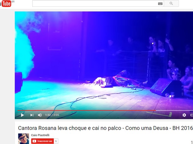Cantora Rosanah cai em palco durante show em Belo Horizonte após levar um choque elétrico (Foto: Reprodução/Youtube)