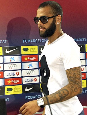 Daniel Alves na coletiva do Barcelona (Foto: EFE)