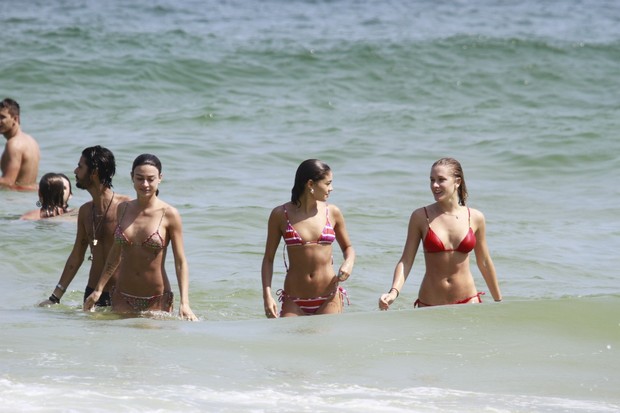 Thaila Ayala, Sophie Charlotte e Fiorella Mattheis na praia da Barra (Foto: Dilson Silva / Agnews)