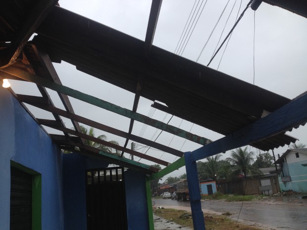 Locais foram destruídos por ventania em Macapá (Foto: John Pacheco/G1)
