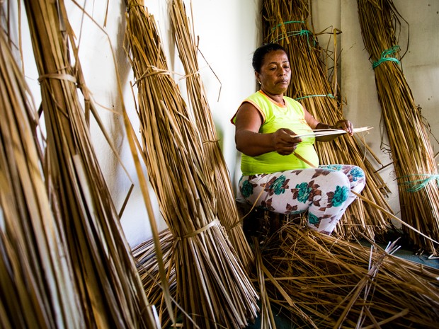 Marinalva Santos é a artesã mais anitiga da associação (Foto: Jonathan Lins/G1)