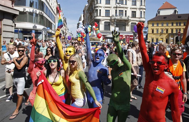 G Parada Gay Re Ne Milhares De Pessoas Na Rep Blica Tcheca Not Cias Em Mundo