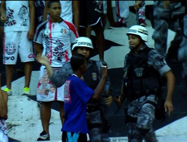Policial dá tapa em torcedor do Santa Cruz Série C (Foto: Reprodução SporTV)