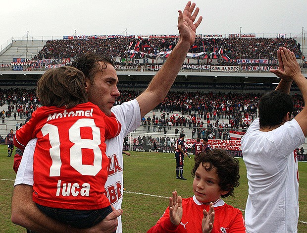 Diego Milito se despede da torcida do Independiente (Foto: Divulgação)