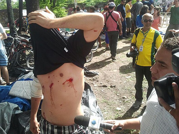 Manifestante é agredido durante reintegração de posse no Cais José Estelita (Foto: Katherine Coutinho/G1 PE)