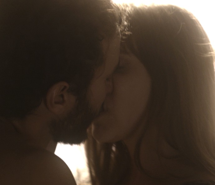 Isabela beija Elio para esquecer Tiago (Foto: TV Globo)