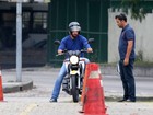 Cauã Reymond aprende a pilotar moto 