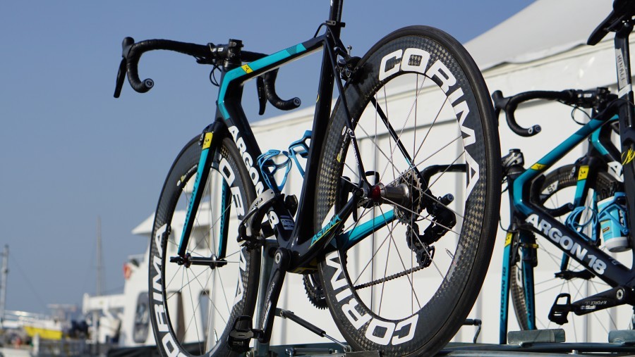 Bike da Astana equipada com rodas Corima