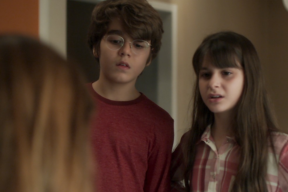 Lucas e Gabriela deixam Alice em uma saia justa (Foto: TV Globo)