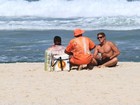 Solteiro, Rômulo Arantes Neto curte praia com amigo no Rio