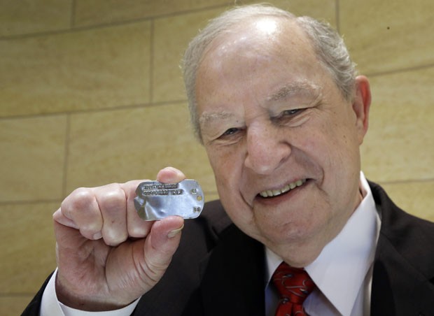 Irving Mann exibe sua medalha de identificaÃ§Ã£o encontrada apÃ³s 69 anos (Foto: David Duprey/AP)